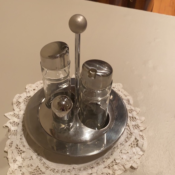 Salt and pepper shaker with lemon and oil bottles - Picture 2 of 3